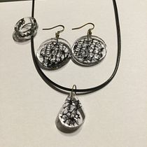 Mijn project van de cursus: Harssieraden ontwerpen. Un projet de Création d'accessoires, Artisanat, Design de bijoux , et DIY de Esmeralda Bauwens - 25.06.2024