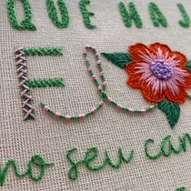 Meu projeto do curso: Técnicas avançadas para bordado de letras com tecidos coloridos. Traditional illustration, Lettering, Embroider, and Textile Design project by laviniasm05 - 06.30.2024