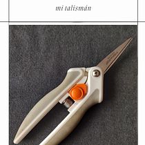 Doce pruebas de escritura. TIJERAS FISKARS. Mi talismán.. Een project van  Reclame, Schrijven, Cop, writing y Creatief schrijven van Júlia Gispert - 13.07.2024