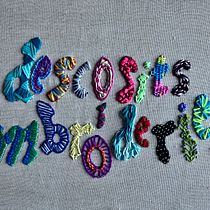 Mi proyecto del curso: Letras bordadas: el hilo como herramienta gráfica. Un projet de Broderie , et Design textile de gemma canal paredes - 17.07.2024