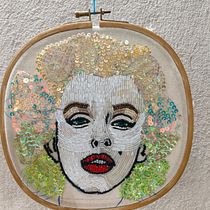 My project for course: Beaded Embroidery Portraits. Een project van Ontwerp van accessoires, Borduurwerk,  Interieurdecoratie y Textielontwerp van Angeline Ralte - 12.07.2024