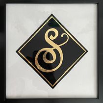 Il mio progetto del corso: Lettering con foglia d'oro su vetro inverso per insegne. Calligraph, Lettering, H, and Lettering project by Sabrina Germano - 06.18.2024