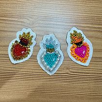 Il mio progetto del corso: Ritratti ricamati con perline. Een project van Ontwerp van accessoires, Borduurwerk,  Interieurdecoratie y Textielontwerp van Giada Rafaschieri - 29.07.2024