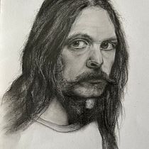 My project for course: Realistic Portrait with Graphite Pencil. Un progetto di Illustrazione tradizionale, Belle arti, Bozzetti, Disegno a matita, Disegno, Disegno di ritratti, Disegno realistico, Disegno artistico e Disegno anatomico di Pauline McKee - 01.08.2024