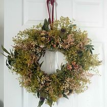 My project for course: Wreath Creation with Dried Flowers. Un progetto di Design, Interior design, Paesaggismo, DIY, Design floreale e vegetale e Textile Design di keeley.hartle - 30.07.2024