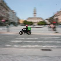 Movement on the streets of Porto. Digital Photograph, Outdoor Photograph, and Photographic Composition project by Artur Mesquita - 06.28.2024