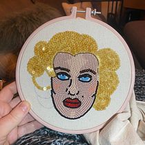 Mijn project van de cursus: Portretten borduren met edelsteentjes. Een project van Ontwerp van accessoires, Borduurwerk,  Interieurdecoratie y Textielontwerp van Donna Vos - 05.08.2024