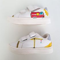 Mon projet du cours : Restauration et personnalisation de baskets. Accessor, Design, Fashion Design, Acr, lic Painting, DIY, Upc, and cling project by margaux_veaudor - 08.10.2024