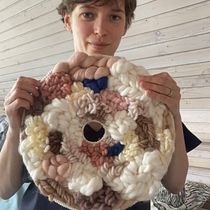 My project for course: Circular Weaving for Colorful Wall Decor. Arts, Crafts, Interior Design, Pattern Design, Fiber Arts, Weaving, and Textile Design project by lillapajer - 08.11.2024