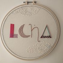 Meu projeto do curso: Técnicas avançadas para bordado de letras com tecidos coloridos. Traditional illustration, Lettering, Embroider, and Textile Design project by mari_bcl - 08.11.2024
