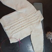 Mi proyecto del curso: Técnicas de punto trenzado para tejer prendas atemporales. Een project van Breien y Textielontwerp van Erika Ramirez - 13.08.2024