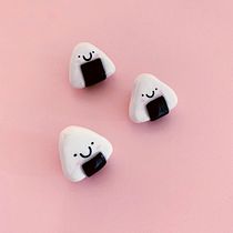 Pins Onigiri. Design de acessórios, Design de joias, e Cerâmica projeto de Laura Wohlgehaben - 26.05.2021