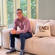 De Corredor a Visionario: La Historia de Michael DiCaprio en el Mundo Inmobiliario. Un projet de Marketing, Cop, writing, Stor, telling, Marketing de contenu , et Communication de Gabriel Cheng - 19.08.2024