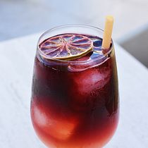 Mi proyecto del curso: Food styling y fotografía para Instagram TINTO DE VERANO. Photograph, Social Media, Photo Retouching, Mobile Photograph, Product Photograph, Digital Photograph, Food Photograph, Instagram Photograph, Lifest, le Photograph, Food St, ling, and Design project by Mauricio Sandoval - 08.20.2024