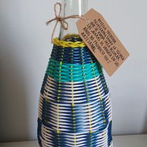 Mi proyecto del curso: Cestería: botellas forradas con cables de colores. Accessor, Design, Arts, Crafts, Decoration, Fiber Arts, Upc, cling, and Weaving project by Candi Regueiro - 08.21.2024