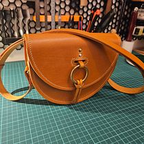 My project for course: Leatherwork: Designing and making a crossbody bag. Design, Accessor, Design, Arts, Crafts, Fashion Design, and Sewing project by david_slivon - 08.31.2024