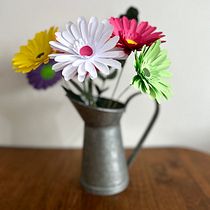 Mi proyecto del curso: Técnicas para la creación de flores de papel. Projekt z dziedziny  Dekoracja wnętrz, Fotografia i Craft użytkownika eugelle - 03.09.2024