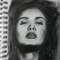 My project for course: Artistic Charcoal Portraiture: Creating Atmosphere. Artes plásticas, Desenho, Desenho artístico, Desenho de retrato, Desenho realista e Ilustração tradicional projeto de alimchattie - 07.09.2024