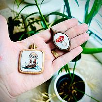 My project for course: Miniature Needlework: Make Embroidered Jewelry. Un projet de Broderie, Design de bijoux , et Design textile de Leonie van Passel - 13.09.2024