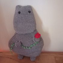Hippo. Accessor, Design, Arts, Crafts, Crochet, Fiber Arts, and Textile Design project by Maria Elena Navarro Puyuelo - 09.23.2024