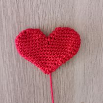 Corazón en 2D. Accessor, Design, Arts, Crafts, Crochet, Fiber Arts, and Textile Design project by Maria Elena Navarro Puyuelo - 09.24.2024