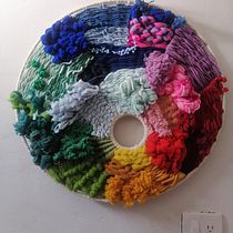 Mi proyecto del curso: Tejido en telar circular para tapices de pared coloridos. Arts, Crafts, Fiber Arts, Interior Design, Pattern Design, Textile Design, and Weaving project by Ale O - 09.28.2024