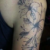 Mi proyecto del curso: Tatuaje botánico con puntillismo Ein Projekt aus dem Bereich Tattoodesign, Traditionelle Illustration und Botanische Illustration von Sandy Ramirez - 28.09.2024