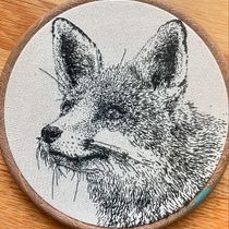 Fox portrait. Bordado, Tecido, Ilustração tradicional, Desenho realista, e Design têxtil projeto de rosie.spiegelhalter - 04.10.2024