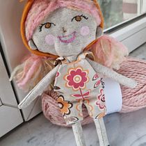 My project for course: Fabric Dolls: Design and Content Creation-my friend Michelina Ein Projekt aus dem Bereich H, werk, Fotografie für Instagram, Smartphonefotografie, Nähen, Schnittmuster, Produktfotografie, Nähen, Social Media und Spielzeugdesign von Girly Broos-Godts - 12.10.2024