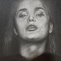 Mi proyecto del curso: Retrato artístico al carboncillo: creando atmósferas. Artes plásticas, Desenho, Desenho artístico, Desenho de retrato, Desenho realista e Ilustração tradicional projeto de Noelia Bravo Chaves - 12.10.2024