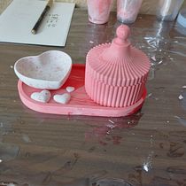 Mi proyecto del curso: Accesorios para el hogar de terrazo con resina Jesmonite. Un proyecto de Artesanía, Diseño y creación de muebles					 de danyolalex - 03.11.2024
