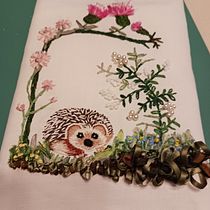 My project for course: Miniature Needlework: Make Embroidered Jewelry. Un projet de Broderie, Design de bijoux , et Design textile de gillpippa2105 - 08.11.2024