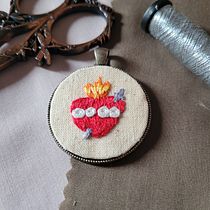 Mi proyecto del curso: Bordado en miniatura: crea joyas textiles. Un projet de Broderie, Design de bijoux , et Design textile de Gaby - 24.11.2024