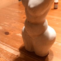 Tonfigur Lehmkurs Firguren modellieren . Een project van Craft, Keramiek,  Interieurdecoratie, DIY, Anatomisch tekenen y  Beeldende kunst van Sabine Neunteufel - 05.12.2024