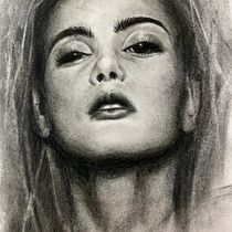 Charcoal portrait. Fine Arts, Drawing, Artistic Drawing, Portrait Drawing, Realistic Drawing, and Traditional illustration project by Heléne Gennert - 12.13.2024