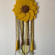 Atrapasueños girasol . Un progetto di Artigianato, Design, Interior Design, Macramè e Textile Design di scarletteanahi - 15.12.2024