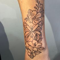 Motyl z kwiatami . Un progetto di Design di tatuaggi di carolajnaaa_9 - 17.12.2024