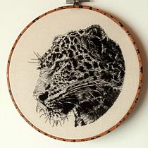 Roar . Desenho, Bordado, Tecido, Ilustração tradicional, Desenho realista, e Design têxtil projeto de Sonia Franco - 18.12.2024