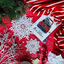 Flat Lay of Crochet Snowflakes . Projekt z dziedziny Fotografowanie smartfonem, Fotografia c, frowa,  Fotografia lifest, le, Fotografia na Instagram, Instagram, Marketing treści, Marketing na Instagramie, Marketing mobiln i Portale społecznościowe użytkownika Natalie Erin - 22.12.2024