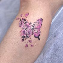 Flores e borboleta. Tattoo Design project by Camila Caldas Saito - 01.02.2025