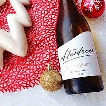 Vino en Navidad. Marketing, Advertising, Mobile Photograph, Product Photograph, Photograph, Social Media, Instagram, Instagram Photograph, Lifest, le Photograph, and Mobile Marketing project by Alison Valencia - 01.03.2025