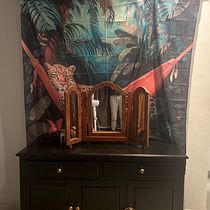 Used shower curtain and old plank wood painted to be made into a mural for the wall . Un progetto di Br, ing, Br, identit, Graphic design, Design per i social network e Web design di equestriasales - 12.01.2025