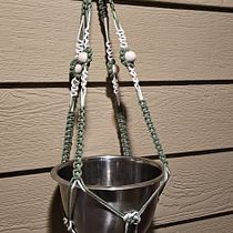 My first plant hanger!! . Arts, Crafts, Macramé, Textile Design, Textile D, and eing project by Vania Ojeda - 01.17.2025
