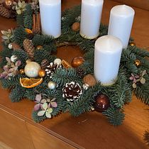 Advent wreath. Un progetto di Design, DIY, Design floreale e vegetale, Interior design, Paesaggismo e Textile Design di Inga Butāne-Virsnīte - 19.01.2025