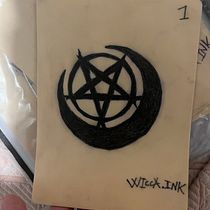 Pentagramme et lune. Un progetto di Design di tatuaggi di Mickael Lebacheley - 19.01.2025