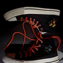 Proyecto de Bordado en Punto Contemporáneo: Reforma de Zapatillas Ein Projekt aus dem Bereich Stickerei, DIY, Upc, cling und Textildesign von Claudia Huertas - 24.01.2025