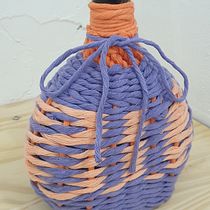 Florero. Un proyecto de Diseño de complementos, Artesanía, Decoración de interiores, Tejido, Upc, cling y Telar de Micaela Broeckaert - 27.01.2025