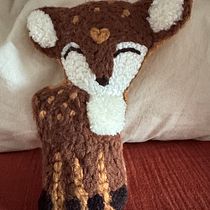 Création d’un faon en peluche avec la technique du punch needle. Embroider, Punch Needle, Textile Design, To, and Design project by conenna_cynthia - 01.27.2025