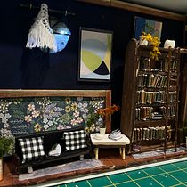 Miniature loft with handmade furnishings made from scratch with an emphasis on recycled materials. Artesanato, DIY, e Design de brinquedos projeto de BEN BLAIR - 12.02.2025