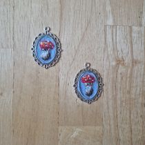 Mushroom pendants. Un projet de Broderie, Design de bijoux , et Design textile de Idania SerJi - 21.02.2025